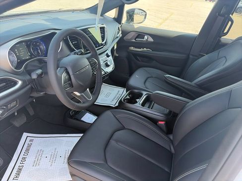 New 2027 Chrysler Pacifica Select FWD image 15