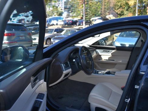 Used 2017 Jaguar XF Premium image 30