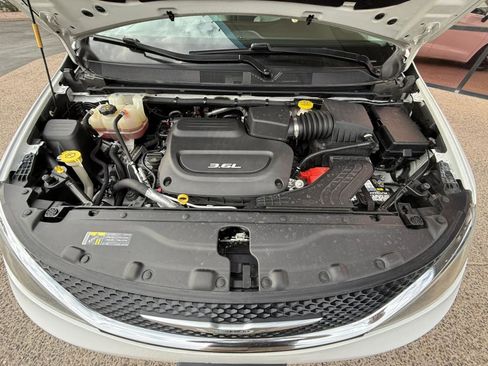 Used 2017 Chrysler Pacifica Touring FWD image 24