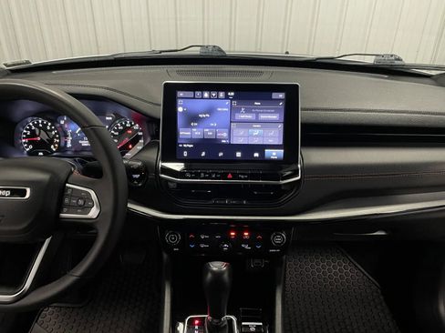Used 2025 Jeep Compass Trailhawk AWD/4WD image 32