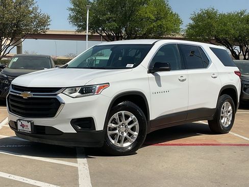 Used 2021 Chevrolet Traverse LS image 2