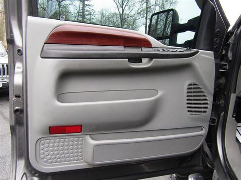 Used 2005 Ford F250 Lariat image 9