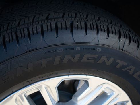 Certified 2024 GMC Yukon SLT w/ SLT Luxury Package image 34