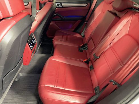 Certified 2022 Porsche Cayenne Platinum Edition image 15