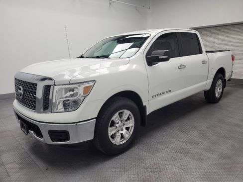 Used 2018 Nissan Titan SV image 2