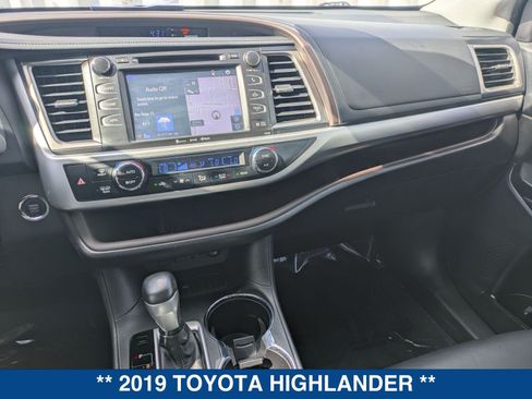 Used 2019 Toyota Highlander XLE FWD image 32