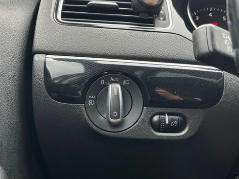 Used 2017 Volkswagen Jetta SEL FWD image 18