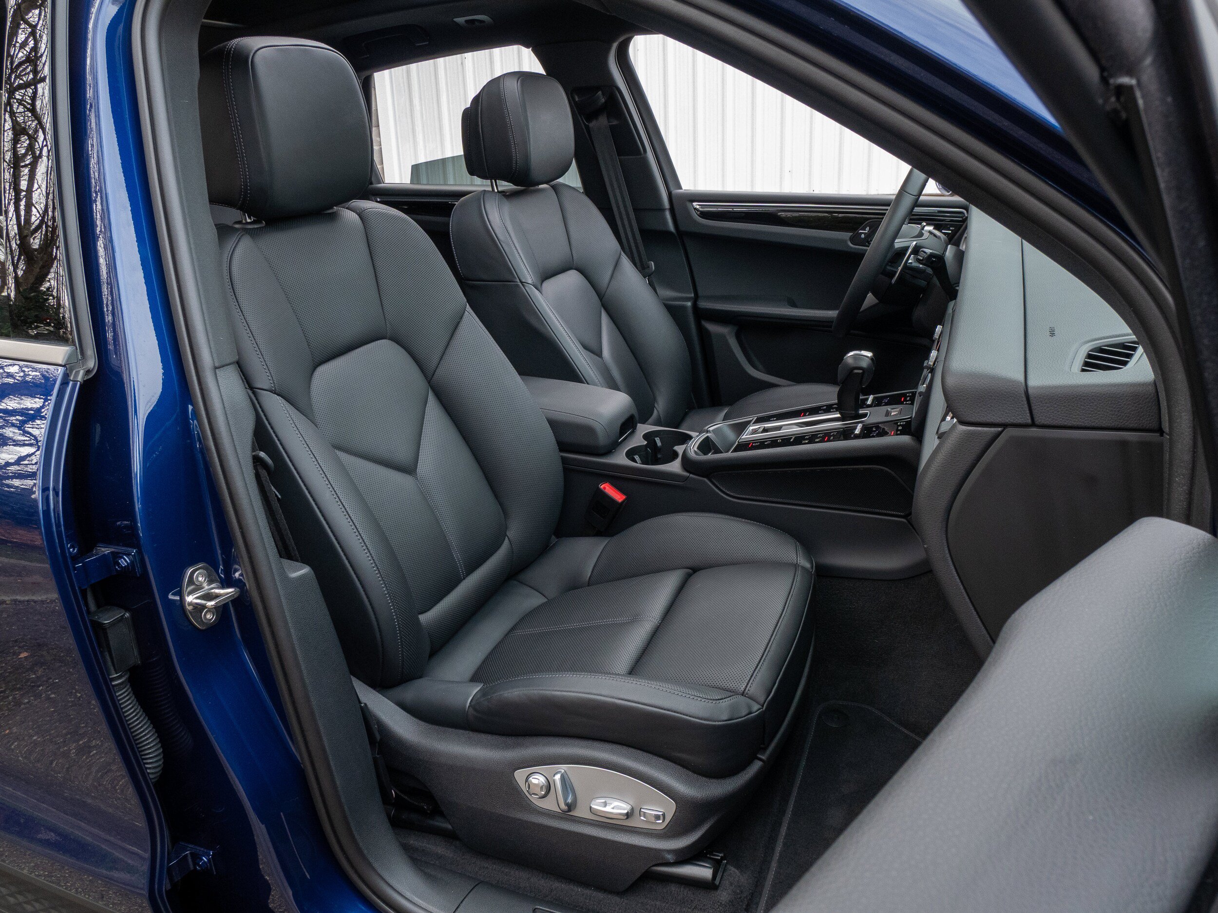 Certified 2025 Porsche Macan AWD/4WD image 35