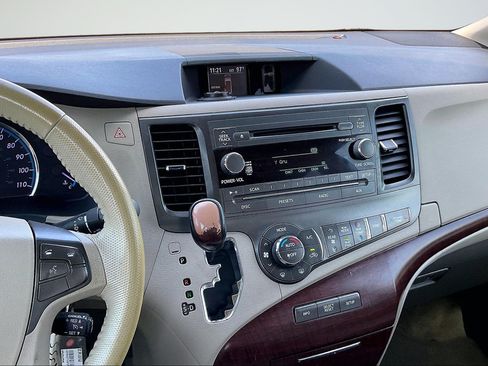 Used 2011 Toyota Sienna XLE w/ Entertainment Pkg FWD image 17