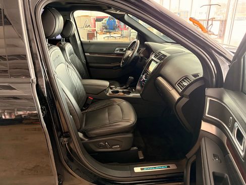 Used 2017 Ford Explorer Platinum image 22