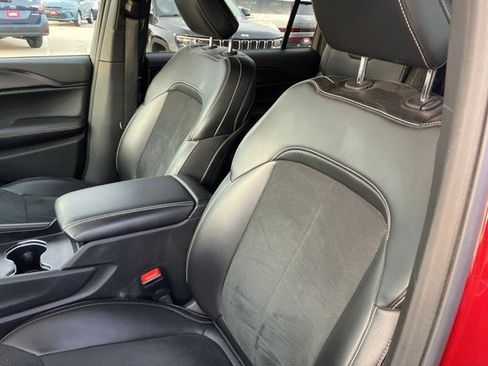 Used 2025 Jeep Grand Cherokee L Altitude image 12