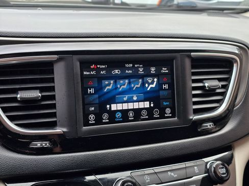 Used 2020 Chrysler Pacifica Touring-L FWD image 27
