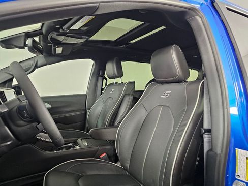 New 2026 Chrysler Pacifica Limited w/ Uconnect Theater Family Group image 24