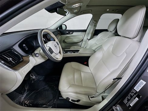 Used 2022 Volvo XC60 B5 Momentum w/ Climate Package image 36