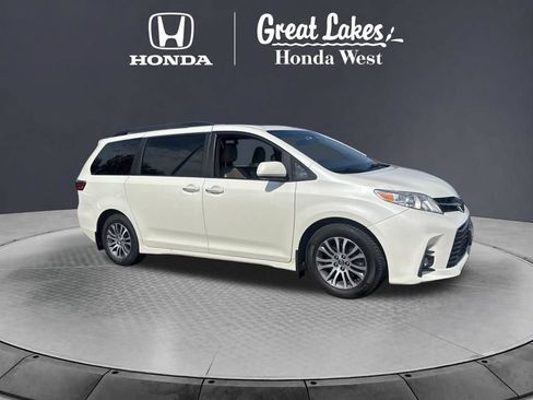 Used 2018 Toyota Sienna XLE Premium FWD image 2