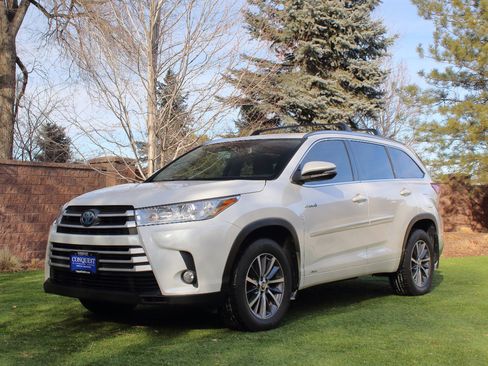 Used 2017 Toyota Highlander XLE image 2