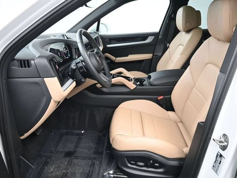 Certified 2025 Porsche Cayenne E-Hybrid w/ Premium Package Plus AWD/4WD image 7