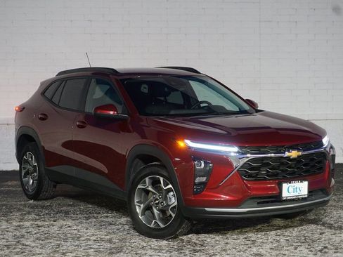Certified 2025 Chevrolet Trax LT w/ LT Convenience Package image 2