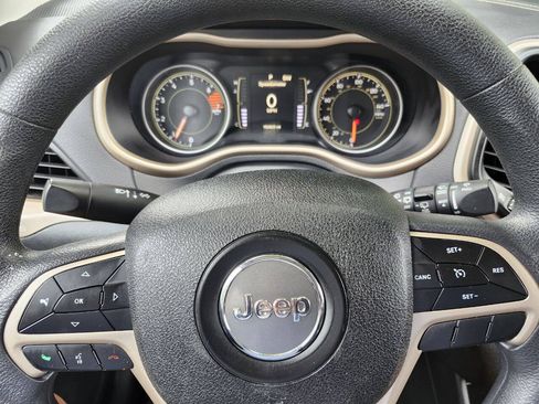 Used 2018 Jeep Cherokee Latitude w/ Mobile Office Group FWD image 11