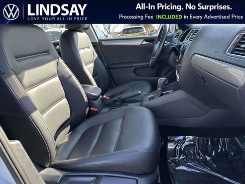 Used 2017 Volkswagen Jetta SE image 12