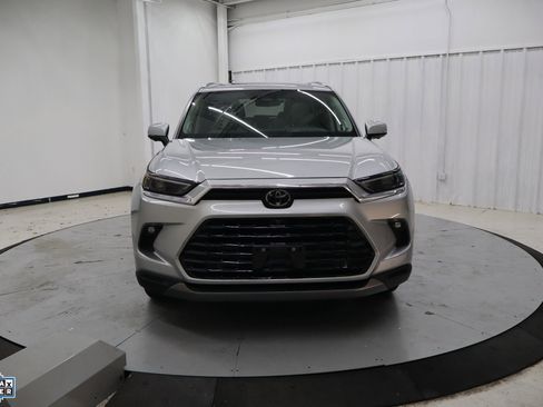 Used 2024 Toyota Grand Highlander AWD image 11