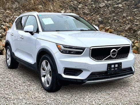 Used 2020 Volvo XC40 T5 Momentum image 9
