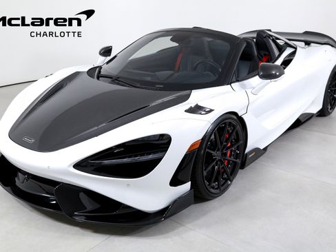 Used 2022 McLaren 765LT image 1