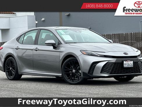 Used 2025 Toyota Camry SE image 1