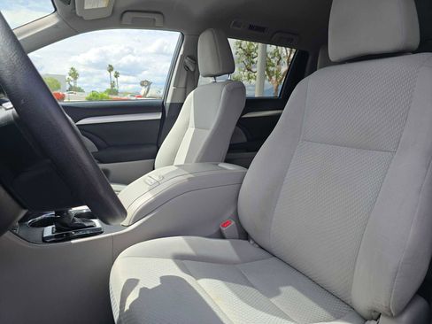 Used 2017 Toyota Highlander LE FWD image 22