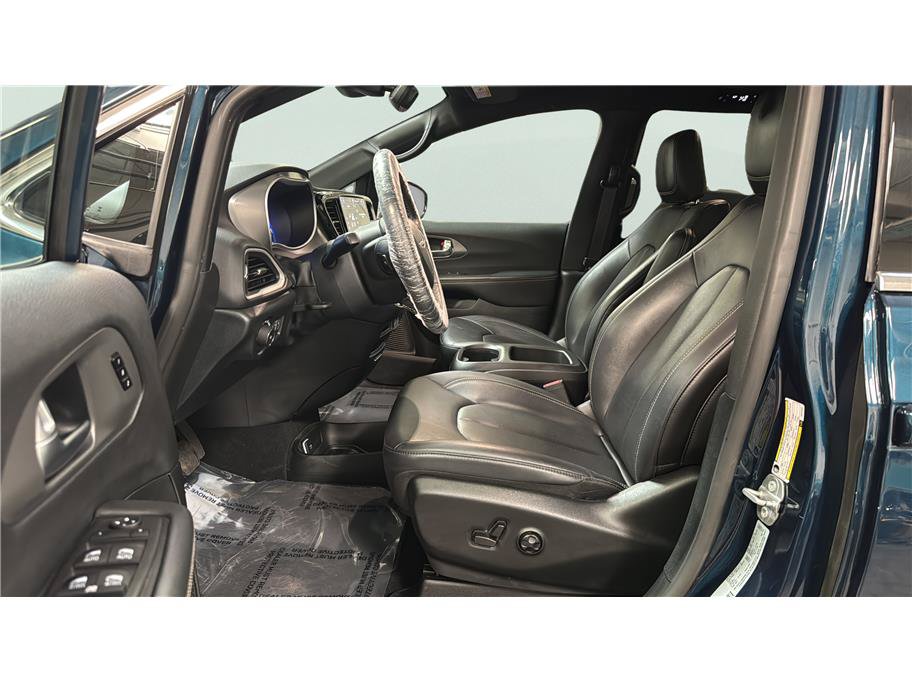 Used 2025 Chrysler Pacifica Select FWD image 16