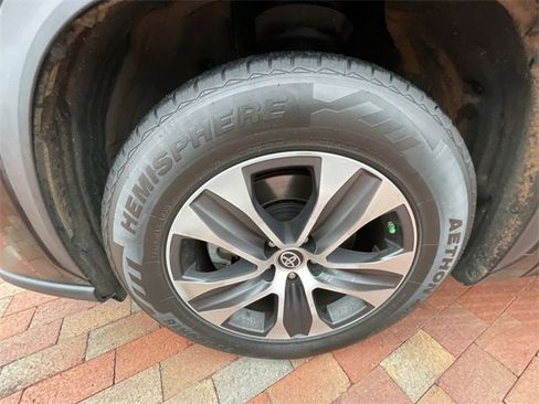 Used 2021 Toyota Highlander XLE image 6