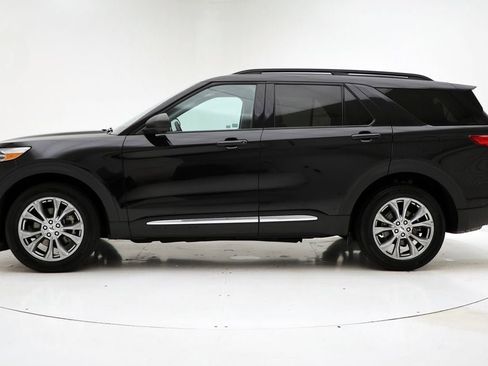 Used 2022 Ford Explorer XLT w/ Equipment Group 202A image 6