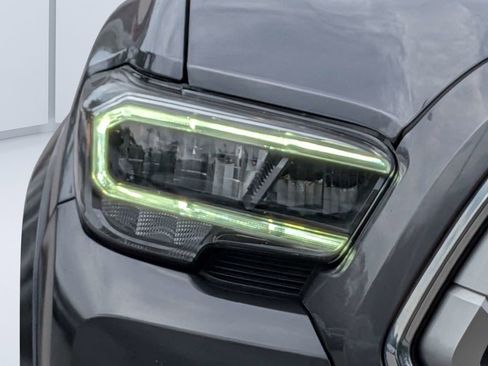 Used 2022 Toyota Tacoma Limited AWD/4WD image 8