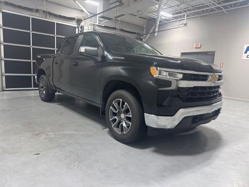 Used 2022 Chevrolet Silverado 1500 LT AWD/4WD image 3