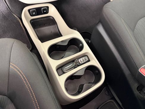 Used 2017 Chrysler Pacifica Touring FWD image 16