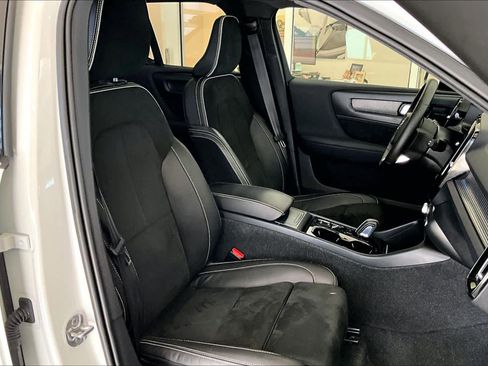 Certified 2022 Volvo XC40 T4 R-Design w/ Advanced Package image 7