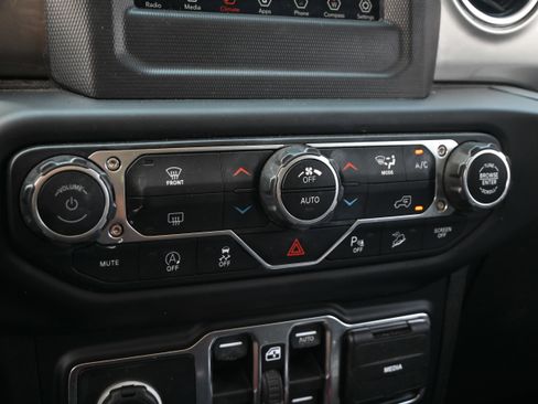 Used 2019 Jeep Wrangler Unlimited Sahara w/ Safety Group AWD/4WD image 27