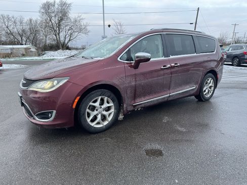 Used 2020 Chrysler Pacifica Limited image 1