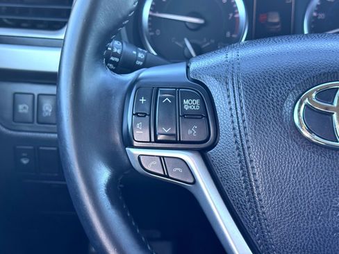 Used 2017 Toyota Highlander SE image 24