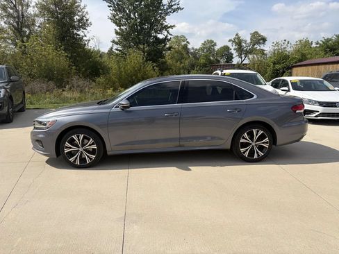 Used 2022 Volkswagen Passat 2.0T SE FWD image 5