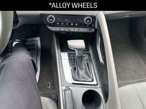 Used 2023 Hyundai Elantra SEL w/ Cargo Package image 9