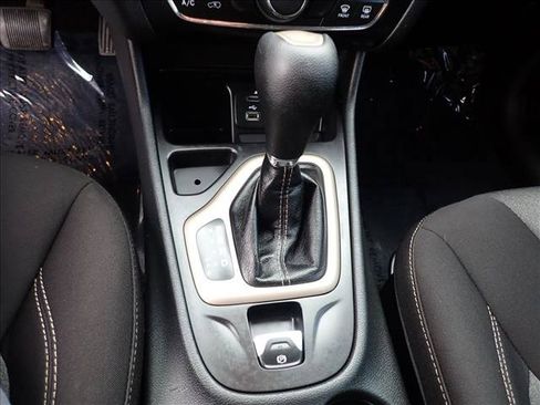 Used 2014 Jeep Cherokee Latitude FWD image 19