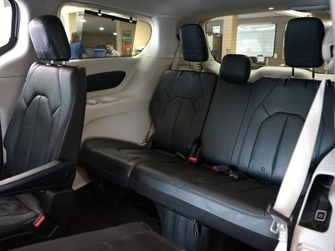 Used 2021 Chrysler Pacifica Touring-L w/ Uconnect Theater Family Group AWD/4WD image 15