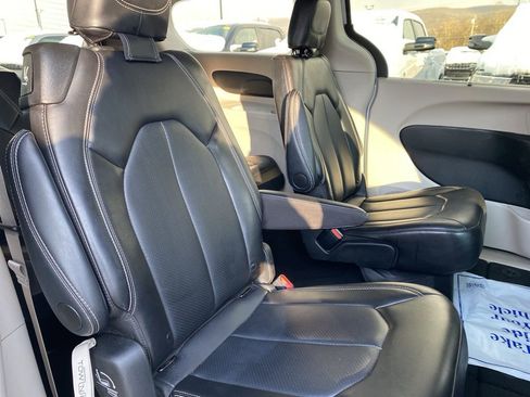 Used 2024 Chrysler Pacifica Touring-L FWD image 13