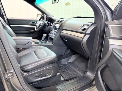 Used 2017 Ford Explorer XLT w/ Equipment Group 202A FWD image 34