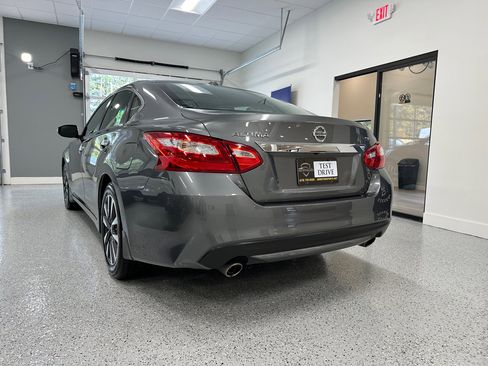 Used 2016 Nissan Altima 2.5 SL w/ 2.5 Technology Package image 6