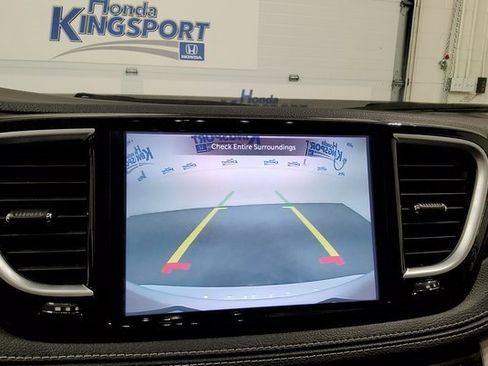 Used 2023 Chrysler Pacifica Limited image 36