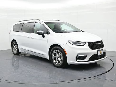 Used 2023 Chrysler Pacifica Limited image 4
