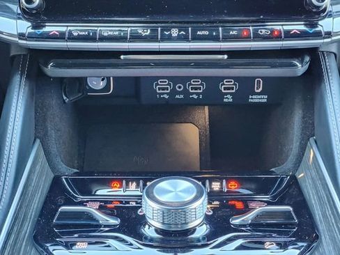 Certified 2022 Jeep Wagoneer Series III w/ Rear Seat Video Group 1 AWD/4WD image 19