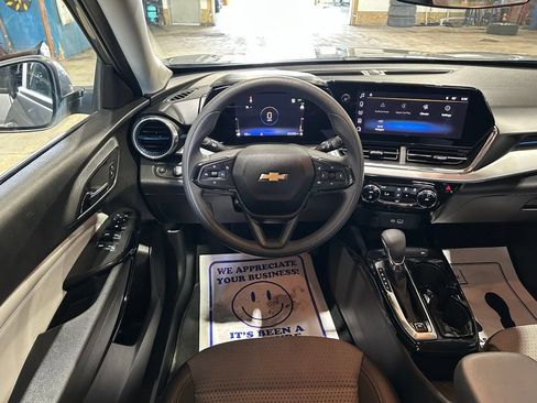 Used 2025 Chevrolet Trax LT FWD image 23